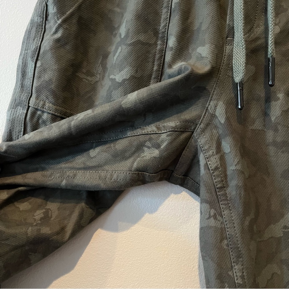 ATHLETA Printed Farallon Jogger Laurel Olive Camo - Picture 9 of 11